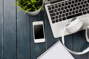 Çalışma yeri, ahşap masa.