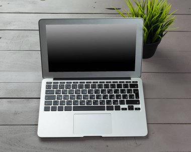 Ahşap masa laptop klavye