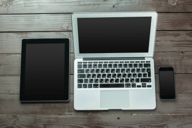 ofis masası bilgisayar ve iş ekipmanları ile
