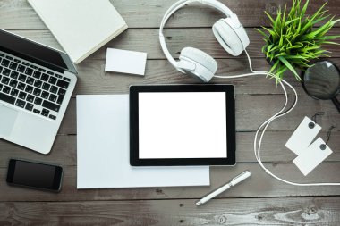 ofis masası bilgisayar ve iş ekipmanları ile