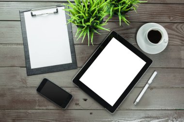 ofis masası bilgisayar ve iş ekipmanları ile