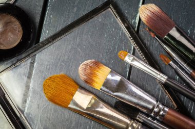 Makyaj fırçaları ve makyaj göz gölgeler