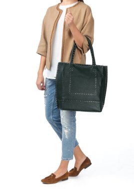 Beyaz arka plan üzerinde izole bir el çantası tutan kadın