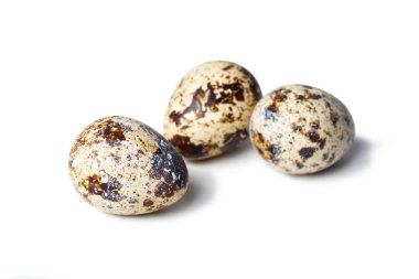 Beyaz arka planda izole edilmiş bıldırcın yumurtaları.