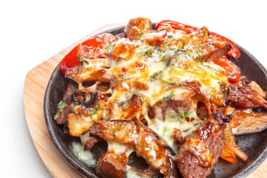 tava üzerinde sebze ile izole tavuk