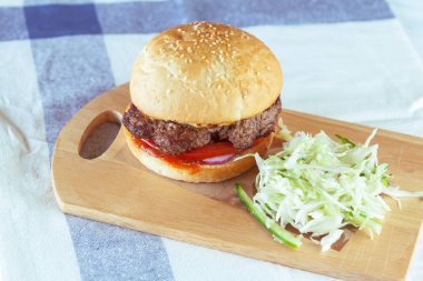 Lezzetli ve iştah açıcı hamburger, görünümü kadar yakın