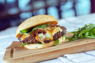 Lezzetli ve iştah açıcı hamburger, görünümü kadar yakın