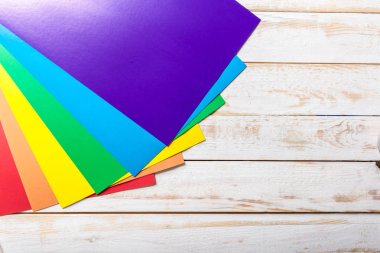 Renkli kağıt koyun, yakından görmek 
