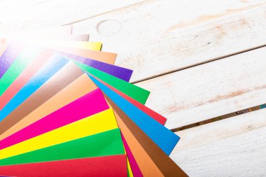 Renkli kağıt koyun, yakından görmek 
