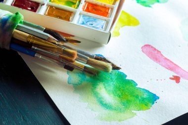 Resim yapmak için suluboya boya ve fırça seti 