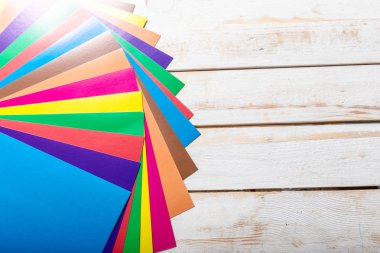 Renkli kağıt koyun, yakından görmek 