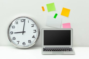 bir Ofis Masası saat