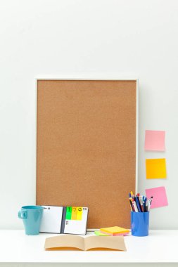 Malzemelerle dolu ofis masası.