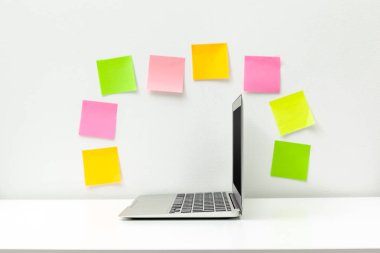 Malzemelerle dolu ofis masası.