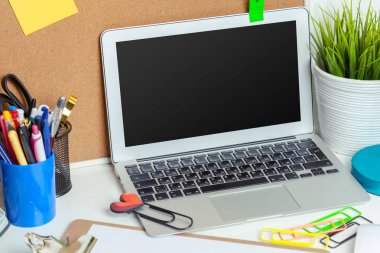 İş yerinde çeşitli renkli ileti örneği nesneler ile yaratıcı bir kişinin