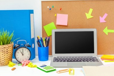 İş yerinde çeşitli renkli ileti örneği nesneler ile yaratıcı bir kişinin