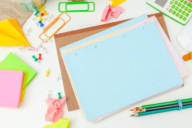 İş yerinde çeşitli renkli ileti örneği nesneler ile yaratıcı bir kişinin