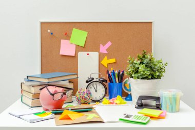 İş yerinde çeşitli renkli ileti örneği nesneler ile yaratıcı bir kişinin