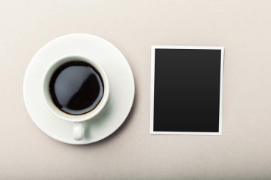 ahşap masa üzerinde kahve yanında Smartphone.