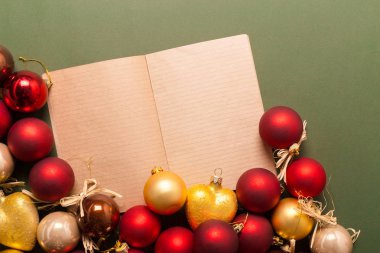 Tebrik kartı yılbaşı süsleriyle süslenir. 