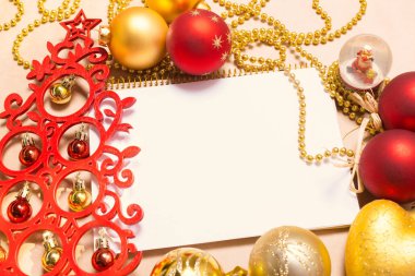 Tebrik kartı yılbaşı süsleriyle süslenir. 