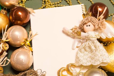 Tebrik kartı yılbaşı süsleriyle süslenir. 