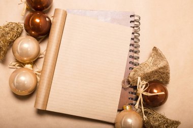 Tebrik kartı yılbaşı süsleriyle süslenir. 