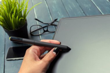El stilus ve tablet grafik tasarımcı çalışma