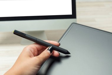 El stilus ve tablet grafik tasarımcı çalışma