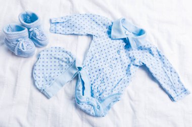 Bebek Çocuk giyimi beyaz arka plan üzerinde