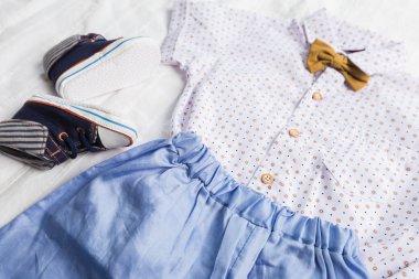 Bebek Çocuk giyimi beyaz arka plan üzerinde