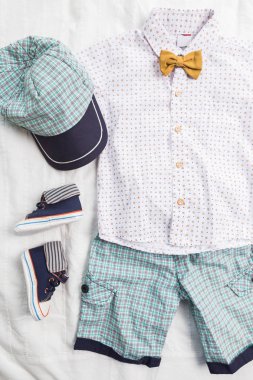 Bebek Çocuk giyimi beyaz arka plan üzerinde