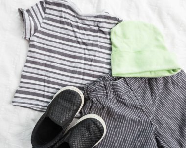 Bebek Çocuk giyimi beyaz arka plan üzerinde