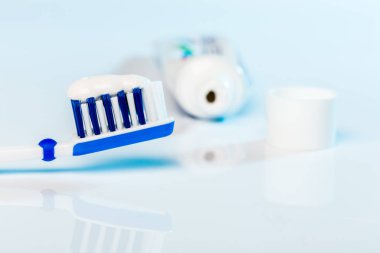 diş fırçası ışık arka plan üzerinde görmek 