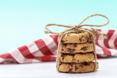 Parlak mavi arka planda çikolatalı kurabiyeler. 