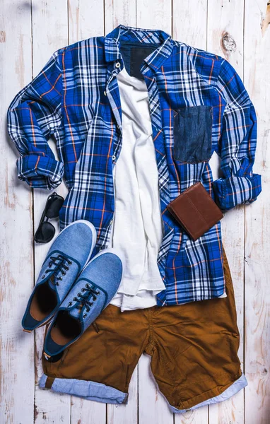 Coole Mode Lässiges Männer Outfit Auf Holztisch — Stockfoto