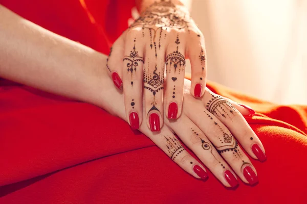 Röd Manikyrerade Händer Med Mehndi — Stockfoto