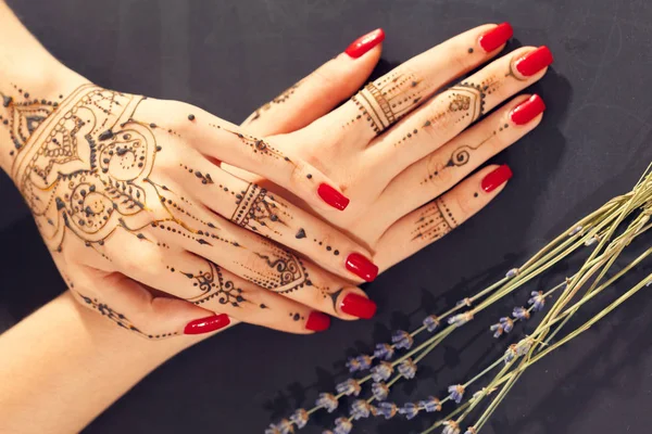 Rode Gemanicuurde Handen Met Mehndi — Stockfoto