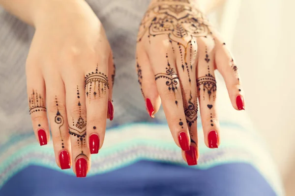 Red Manicured Hands Mehndi — Stock Photo, Image