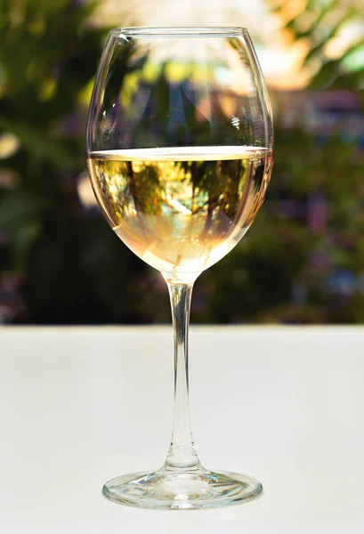 Zbliżenie Szklankę Schłodzonego Białego Wina — Zdjęcie stockowe