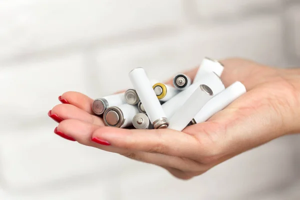 Vrouwelijke Hand Met Batterijen Geïsoleerd Een Witte Achtergrond Close — Stockfoto