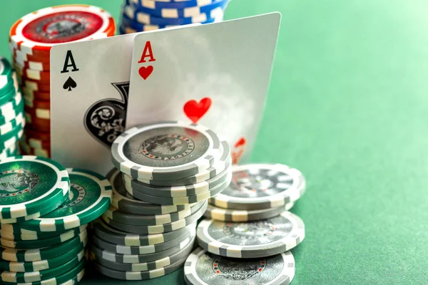 Karty Čipy Pro Poker Zeleném Stole — Stock fotografie