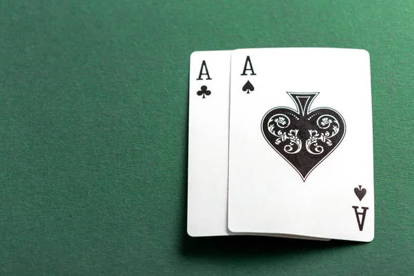 kartları ve yeşil masada Poker fişleri