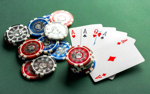Karty Čipy Pro Poker Zeleném Stole — Stock fotografie