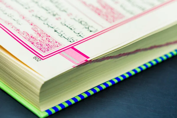 Closeup Της Ισλαμικής Βιβλίο Holy Quran — Φωτογραφία Αρχείου