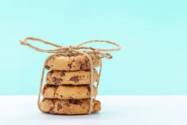 Csokoládé Darabos Cookie Fényes Kék Háttér — Stock Fotó