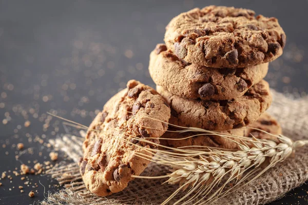 Huisgemaakte Chocolade Chip Cookies Een Zwarte Achtergrond — Stockfoto