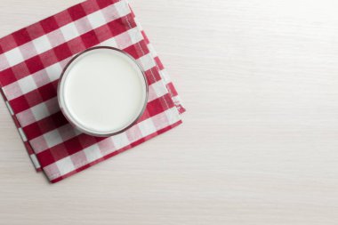 Süt bulanık doğal zemin üzerine masada