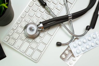 Doktor çalışma alanı bir stetoskop ile yakından görmek 