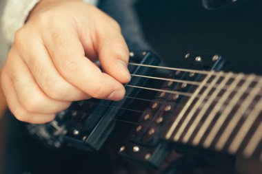 elektro gitar çalmak adam görmek 